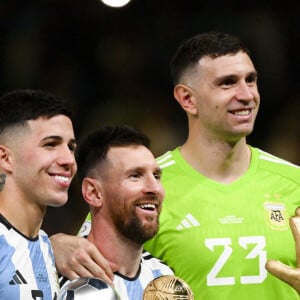 trophee du meilleur Espour pour FERNANDEZ Enzo (ARG) trophee du Meilleur joueur pour MESSI Lionel (Leo) (ARG) trophee du meilleur gardien pour MARTINEZ Emiliano (ARG) - Remise du trophée de la Coupe du Monde 2022 au Qatar (FIFA World Cup Qatar 2022) à l'équipe d'argentine après sa victoire contre la France en finale (3-3 - tab 2-4). Doha, le 18 décembre 2022. 