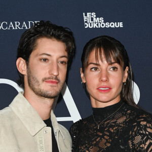 Pierre Niney et sa femme Natasha Andrews - Avant-première du film "Mascarade" au cinéma Pathé Wepler à Paris. © Coadic Guirec / Bestimage