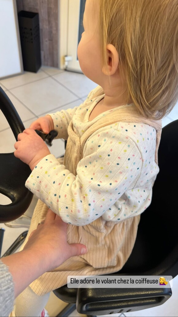 Capucine se fait couper les cheveux pour la première fois.