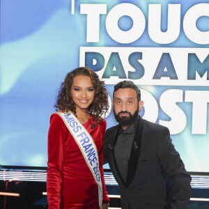 Exclusif - Miss France 2023 Indira Ampiot, Cyril Hanouna - Sur le plateau de l'émission TPMP (Touche Pas à Mon Poste) présentée en direct par C.Hanouna et diffusée sur C8 - Paris le 02/01/2023 - © Jack Tribeca / Bestimage 