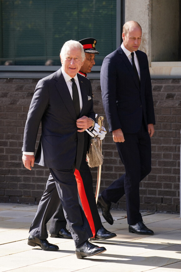 Le roi Charles III d'Angleterre, arrive pour une visite à la salle des opérations spéciales du Metropolitan Police Service (SOR) Lambeth HQ, dans le sud de Londres, Royaume Uni, le 17 septembre 2022.