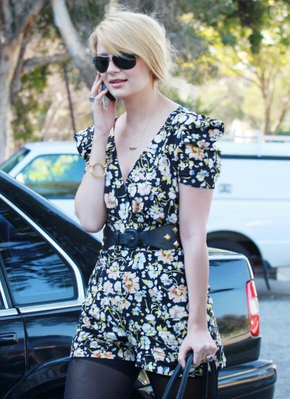 Mischa Barton retourne chez Byron & Tracey, un salon de coiffure de Los Angeles, afin de continuer sa transformation. Après avoir opté pour le blond, elle s'offre des extensions le 17 février 2010