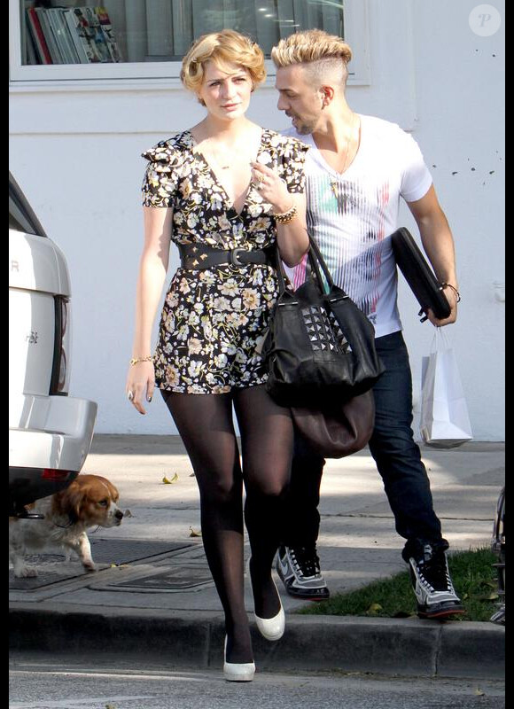 Mischa Barton retourne chez Byron & Tracey, un salon de coiffure de Los Angeles, afin de continuer sa transformation. Après avoir opté pour le blond, elle s'offre des extensions le 17 février 2010