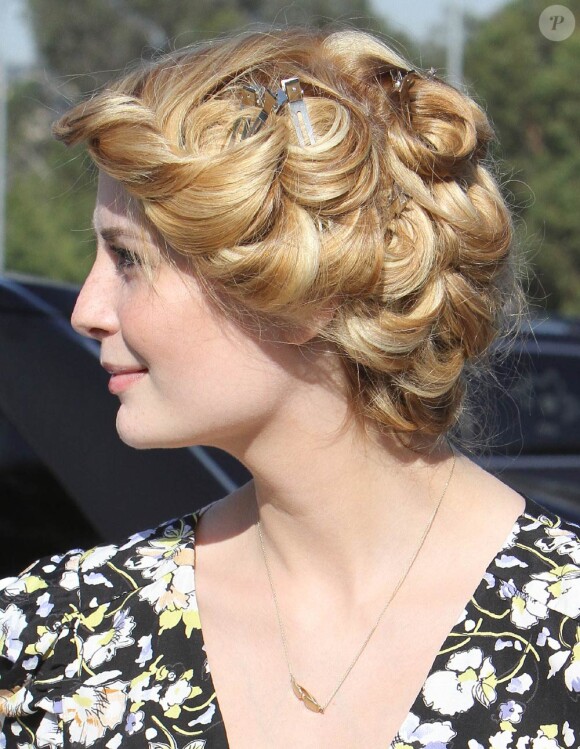 Mischa Barton retourne chez Byron & Tracey, un salon de coiffure de Los Angeles, afin de continuer sa transformation. Après avoir opté pour le blond, elle s'offre des extensions le 17 février 2010