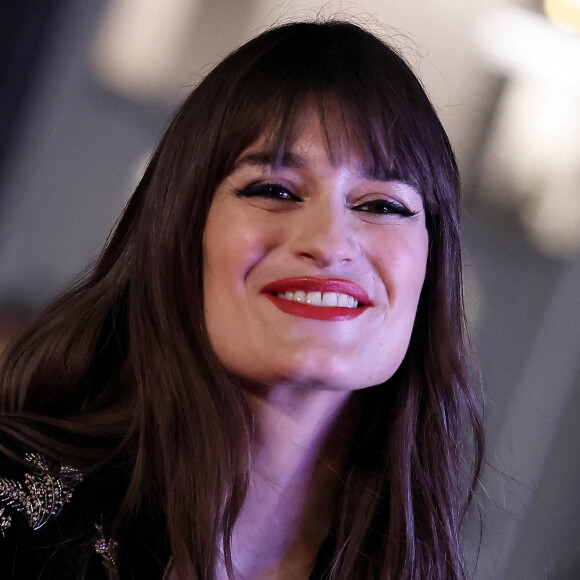 Clara Luciani au photocall de la 24ème édition des "NRJ Music Awards (NMA)" au Palais des Festivals à Cannes le 18 novembre 2022. © Dominique Jacovides / Bestimage 