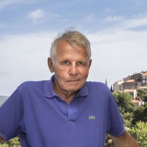 Exclusif - Patrick Poivre d'Arvor devant le village de Ramatuelle. © Cyril Bruneau / Festival de Ramatuelle / Bestimage