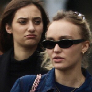 Exclusif - Lily-Rose Depp fait du shopping et va déjeuner chez "Il Pastaio" avec une amie à Los Angeles, le 29 décembre 2022. 