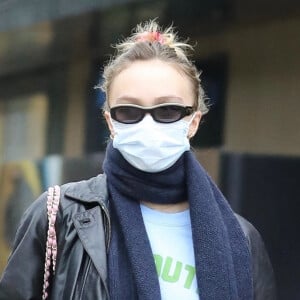 Exclusif - Lily-Rose Depp porte un masque lors de ses courses à Studio City, Los Angeles, Californie, Etats-Unis, le 30 décembre 2022. 