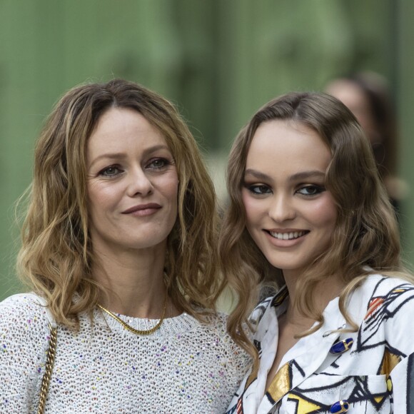 Vanessa Paradis et sa fille Lily-Rose Depp - Les célébrités au photocall du défilé "Chanel Cruise Collection 2020" au Grand Palais. Paris, le 3 mai 2019. © Olivier Borde/Bestimage