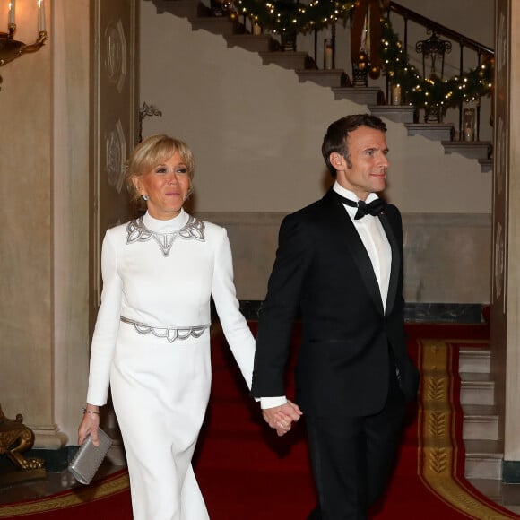 Le président Emmanuel Macron et sa femme Brigitte Macron lors de leur arrivée au dîner d'état à la Maison Blanche offert par le président des Etats-Unis à l'occasion de la visite d'état du président français et de la première dame le 1er décembre 2022. © Dominique Jacovides / Bestimage 