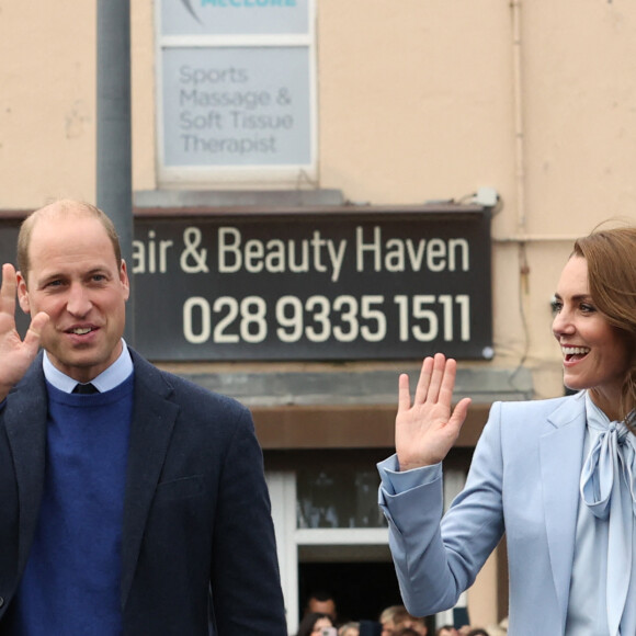 Le prince William, prince de Galles, et Catherine (Kate) Middleton, princesse de Galles, visitent l'organisation caritative pour la jeunesse "Carrick Connect" pour la jeunesse à Carrickfergus (Irlande du Nord), le 6 octobre 2022. 