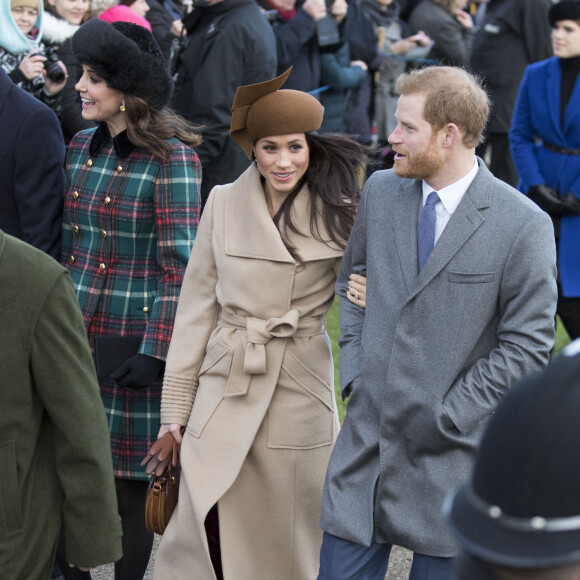 Le prince Harry et sa fiancée Meghan Markle arrivent à l'église St Mary Magdalene pour la messe de Noël à Sandringham le 25 décembre 2017. 