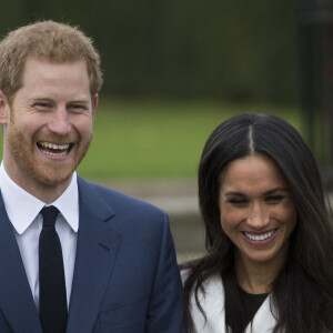 Le Prince Harry et Meghan Markle posent à Kensington palace après l'annonce de leur mariage au printemps 2018 à Londres le 27 novembre 2017. 