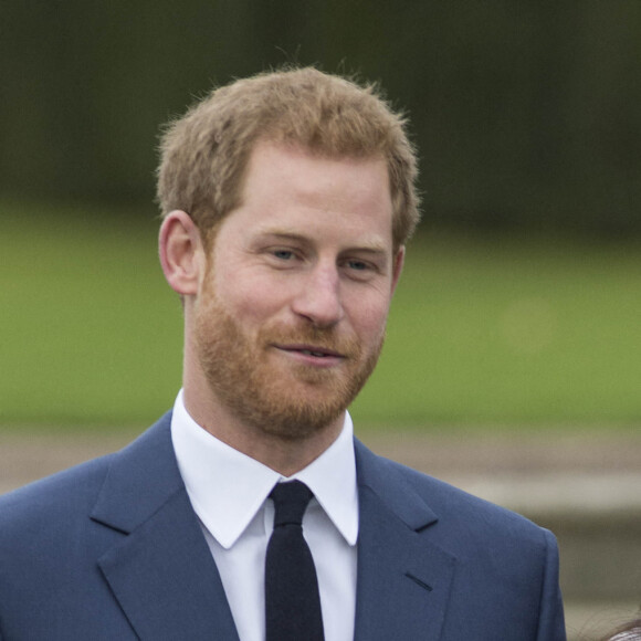Le Prince Harry et Meghan Markle posent à Kensington palace après l'annonce de leur mariage au printemps 2018 à Londres le 27 novembre 2017. 