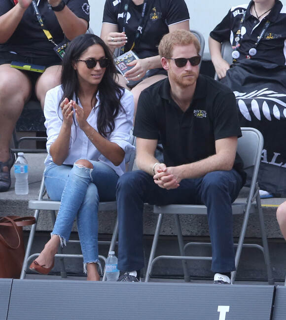 Le prince Harry et sa compagne Meghan Markle lors de leur première apparition officielle lors de la finale de tennis en chaise roulante pendant les Invictus Games 2017 à Toronto, le 25 septembre 2017. 