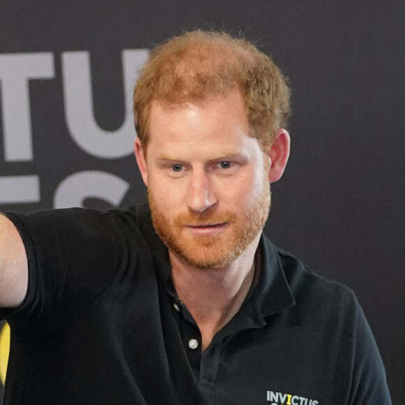 Le prince Harry joue au ping-pong, au 5ème jour des Invictus Games 2020 à La Haye, le 19 avril 2022. 