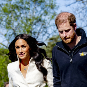 Le prince Harry et Meghan Markle assistent à la finale d'athlétisme, au deuxième jour des Invictus Games 2020 à La Haye, le 17 avril 2022. 