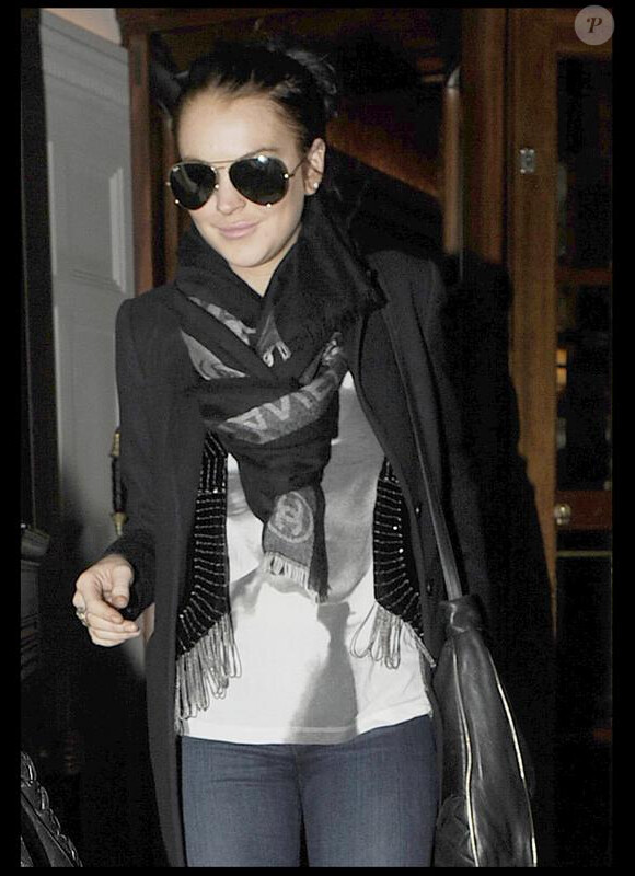 Lindsay Lohan à la sortie de son hôtel à Londres le 18 février 2010