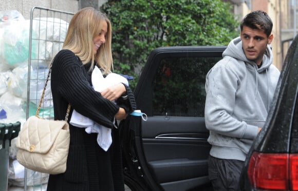 Le footballeur espagnol de 27 ans, Alvaro Morata et sa femme Alice Campello quittent la clinique avec leur nouveau-né Eduardo dans les bras à Turin, le 2 octobre 2020. L'attaquant de la Juventus de Turin portait un masque de protection en raison de l'épidémie de coronavirus (Covid-19).
