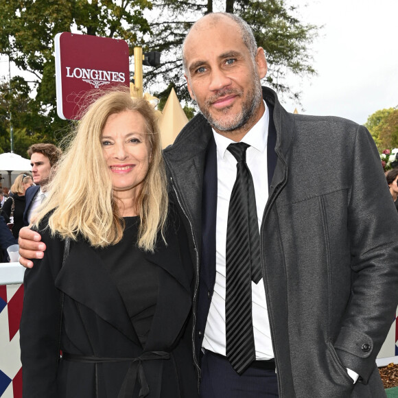 Valérie Trierweiler et son compagnon Romain Magellan - Qatar Prix de l'Arc de Triomphe à l'hippodrome Paris Longchamp le 2 octobre 2022. © Coadic Guirec/Bestimage/Bestimage