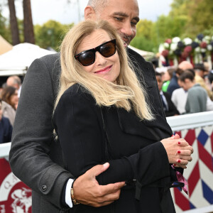 Valérie Trierweiler et son compagnon Romain Magellan - Qatar Prix de l'Arc de Triomphe à l'hippodrome Paris Longchamp le 2 octobre 2022. © Coadic Guirec/Bestimage/Bestimage