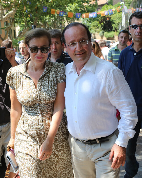François Hollande et Valérie Trierweiler ont pris un bain de foule lors de leur visite à Bormes Les Mimosas, le 2 aout 2012.