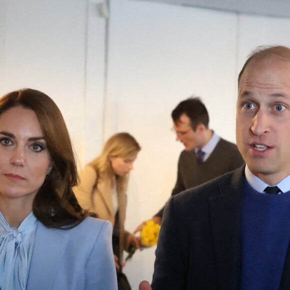 Le prince William, prince de Galles, et Catherine (Kate) Middleton, princesse de Galles, arrivent pour une visite au Trademarket, un nouveau marché de rue et de vente au détail en plein air situé dans le centre-ville de Belfast, Royaume Uni, le 6 octobre 2022. 