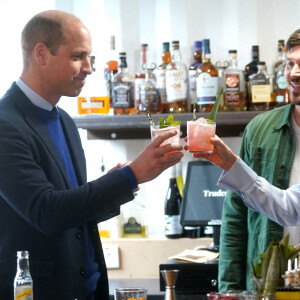 Le prince William, prince de Galles, et Catherine (Kate) Middleton, princesse de Galles, font des cocktails lors d'une visite au Trademarket, un nouveau marché de rue et de vente au détail en plein air situé dans le centre-ville de Belfast, Royaume Uni, le 6 octobre 2022. 