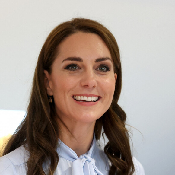 Le prince William, prince de Galles, et Catherine (Kate) Middleton, princesse de Galles, lors d'une visite à PIPS Suicide Prevention (PIPS Charity) à Belfast, le 6 octobre 2022. Cette association travaille dans les communautés de la ville et dans toute l'Irlande du Nord pour fournir un soutien de crise aux personnes à risque de suicide et d'automutilation. 