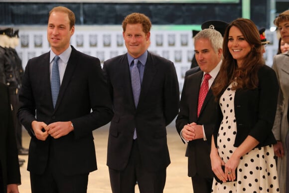 Kate Catherine Middleton (enceinte), duchesse de Cambridge, le prince William et le prince Harry d'Angleterre visitent les studios Warner Bros a Leavesden le 26 avril 2013 