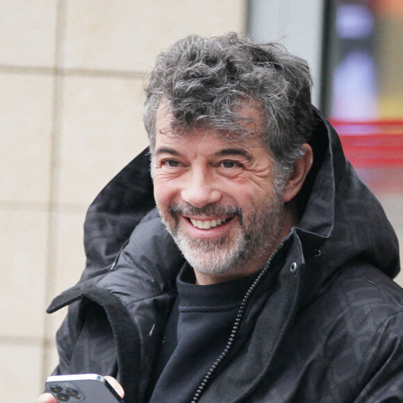 Stéphane Plaza à la sortie de l'émission "Les Grosses Têtes" aux studios RTL à Neuilly-sur-Seine, France, le 21 novembre 2022. © Jonathan Rebboah/Panoramic/Bestimage