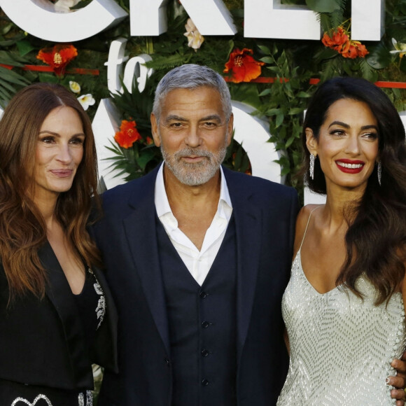 Julia Roberts, George Clooney et sa femme Amal Clooney lors de la première mondiale du film Ticket to Paradise à Londres le 7 septembre 2022.