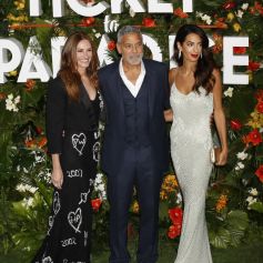 Julia Roberts, George Clooney et sa femme Amal Clooney lors de la première mondiale du film Ticket to Paradise à Londres le 7 septembre 2022.
