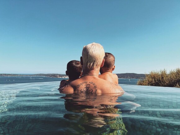 Tendre moment entre Matt Pokora et ses deux fils Isaiah et Kenna