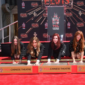 Finley Lockwood, Lisa Marie Presley, Priscilla Presley, Riley Keough, Harper Lockwood - Trois générations de Presley laissent leurs empreintes dans le ciment du TCL Chinese Theater pour célébrer la sortie du film "Elvis" à Los Angeles, le 21 juin 2022.