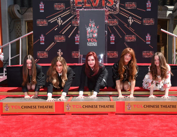 Finley Lockwood, Lisa Marie Presley, Priscilla Presley, Riley Keough, Harper Lockwood - Trois générations de Presley laissent leurs empreintes dans le ciment du TCL Chinese Theater pour célébrer la sortie du film "Elvis" à Los Angeles, le 21 juin 2022.