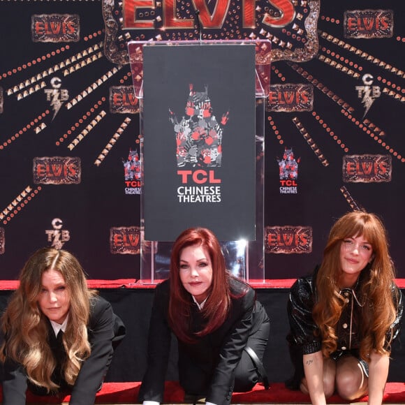 Finley Lockwood, Lisa Marie Presley, Priscilla Presley, Riley Keough, Harper Lockwood - Trois générations de Presley laissent leurs empreintes dans le ciment du TCL Chinese Theater pour célébrer la sortie du film "Elvis" à Los Angeles, le 21 juin 2022.