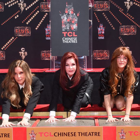 Finley Lockwood, Lisa Marie Presley, Priscilla Presley, Riley Keough, Harper Lockwood - Trois générations de Presley laissent leurs empreintes dans le ciment du TCL Chinese Theater pour célébrer la sortie du film "Elvis" à Los Angeles, le 21 juin 2022.