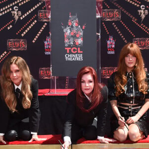 Finley Lockwood, Lisa Marie Presley, Priscilla Presley, Riley Keough, Harper Lockwood - Trois générations de Presley laissent leurs empreintes dans le ciment du TCL Chinese Theater pour célébrer la sortie du film "Elvis" à Los Angeles, le 21 juin 2022.