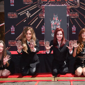 Finley Lockwood, Lisa Marie Presley, Priscilla Presley, Riley Keough, Harper Lockwood - Trois générations de Presley laissent leurs empreintes dans le ciment du TCL Chinese Theater pour célébrer la sortie du film "Elvis" à Los Angeles, le 21 juin 2022.