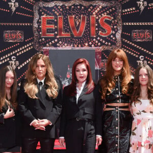 Finley Lockwood, Lisa Marie Presley, Priscilla Presley, Riley Keough, Harper Lockwood - Trois générations de Presley laissent leurs empreintes dans le ciment du TCL Chinese Theater pour célébrer la sortie du film "Elvis" à Los Angeles, le 21 juin 2022.