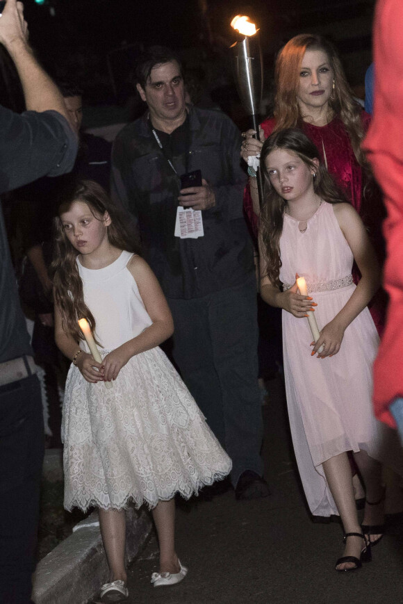 Lisa Marie Presley avec ses jumelles, Finley et Harper au 40ème anniversaire de la mort Elvis Presley à Memphis, Tennessee, États-Unis, le 16 août 2017.