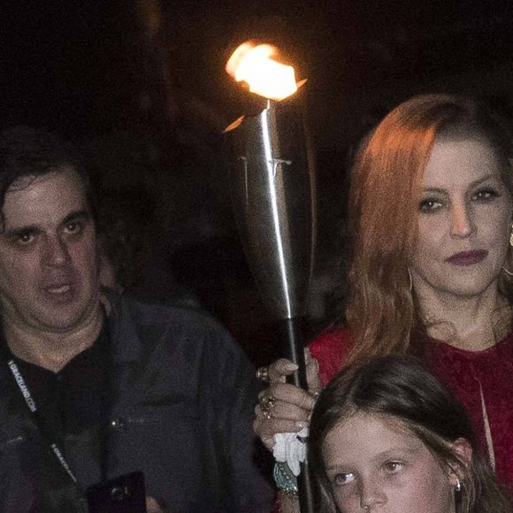 Lisa Marie Presley avec ses jumelles, Finley et Harper au 40ème anniversaire de la mort Elvis Presley à Memphis, Tennessee, États-Unis, le 16 août 2017.