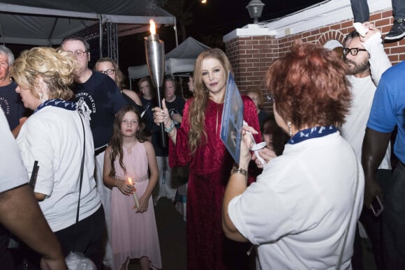 Lisa Marie Presley avec ses jumelles, Finley et Harper au 40ème anniversaire de la mort Elvis Presley à Memphis, Tennessee, États-Unis, le 16 août 2017.