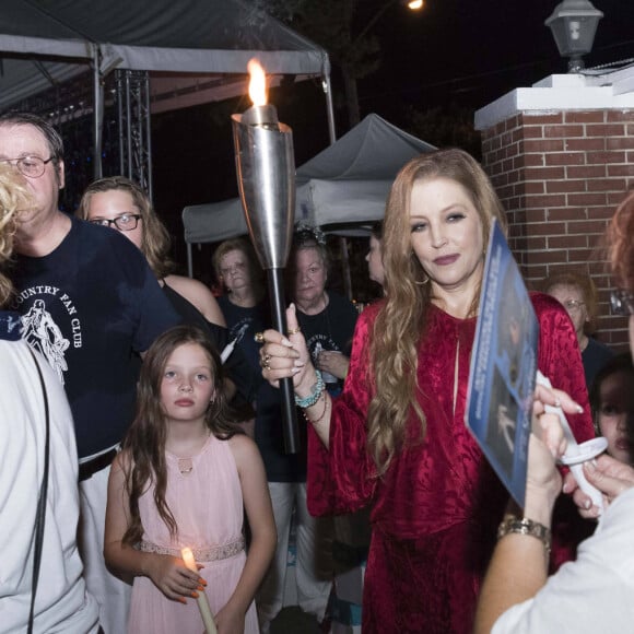 Lisa Marie Presley avec ses jumelles, Finley et Harper au 40ème anniversaire de la mort Elvis Presley à Memphis, Tennessee, États-Unis, le 16 août 2017.