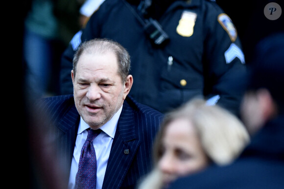 Harvey Weinstein, en déambulateur, à la sortie du tribunal à New York, auprès de son avocate D. Rotunno (veste en cuir noir). 80 femmes ont déposé une plainte contre le magnat du cinéma pour agressions sexuelles. Le 19 février 2020.
