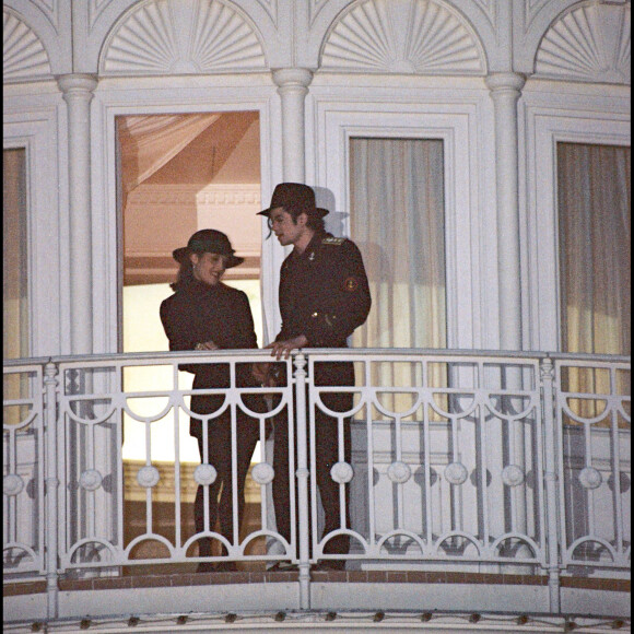 Archives - Michael Jackson et Lisa-Marie Jackson au balcon de leur hôtel en 1994