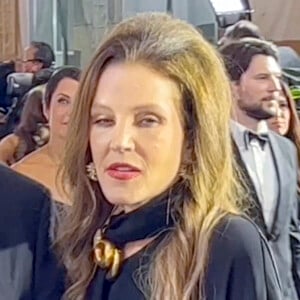 Lisa Marie Presley arrive à la cérémonie des Golden Globe avec son manager Jerry Schilling à Los Angeles le 10 janvier 2023.