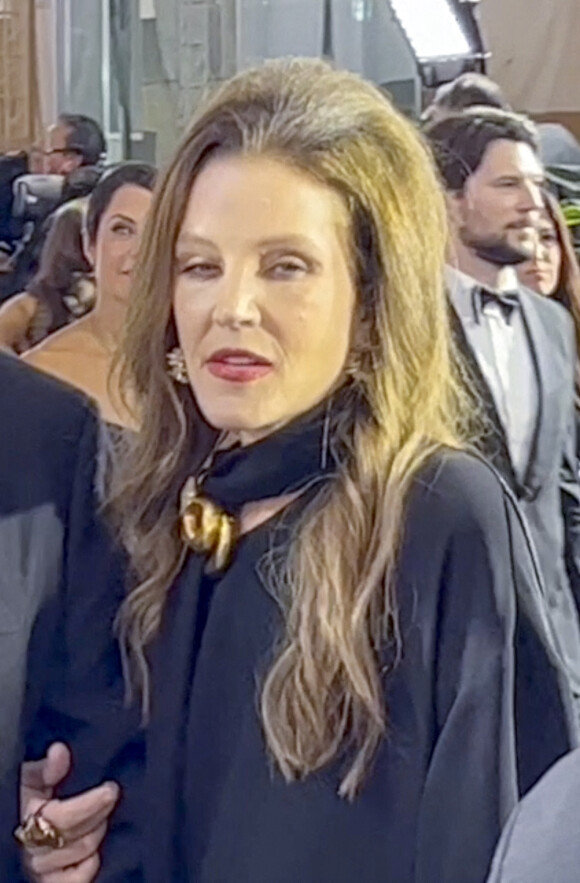 Lisa Marie Presley arrive à la cérémonie des Golden Globe avec son manager Jerry Schilling à Los Angeles le 10 janvier 2023.