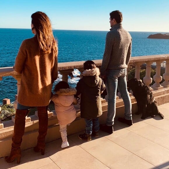 Karine Ferri avec son mari Yoann Gourcuff et ses enfants Maël et Claudia, le 25 décembre 2019